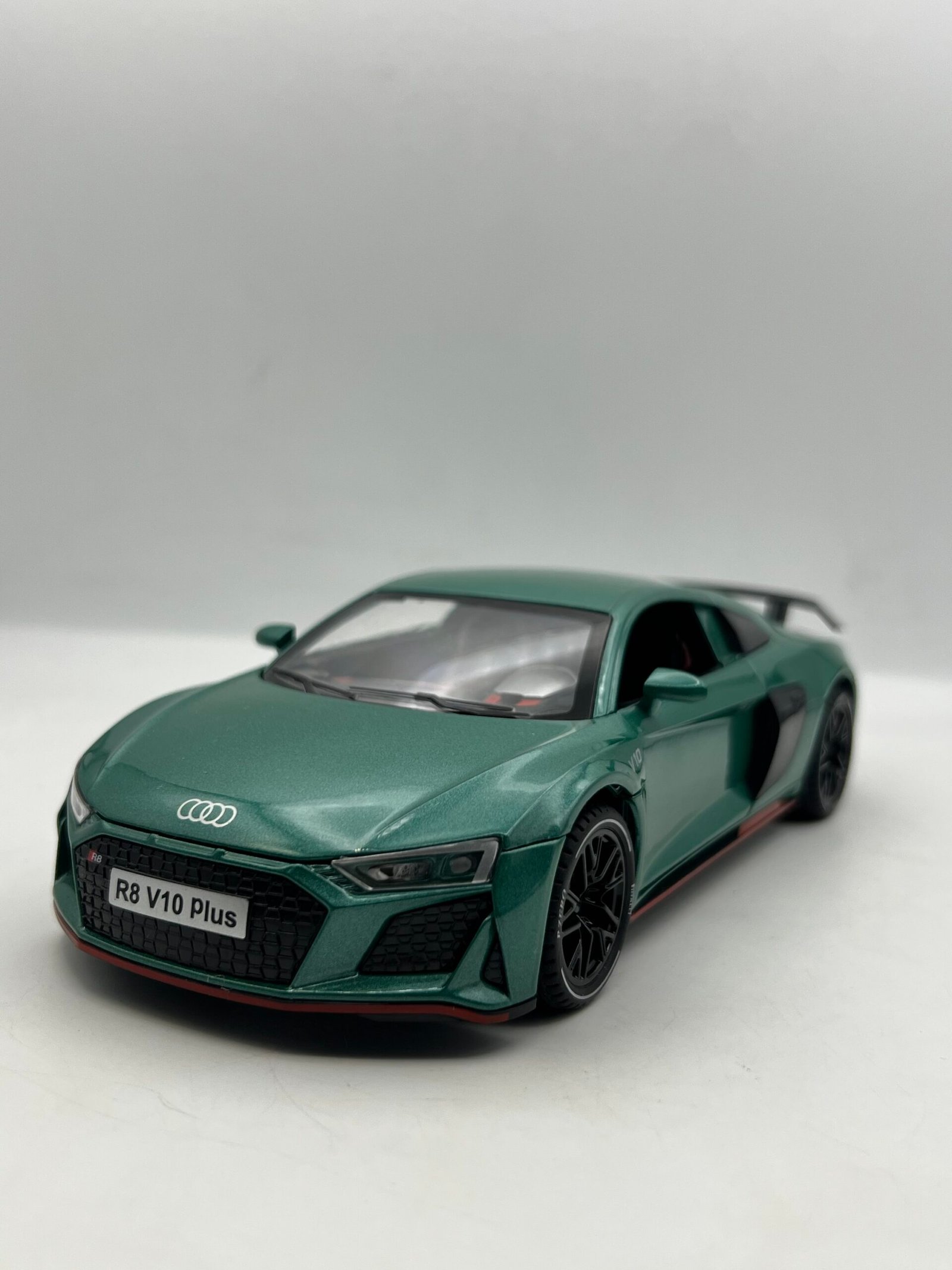 img_7185 Audi R8 1/24(23cm) – Image 1