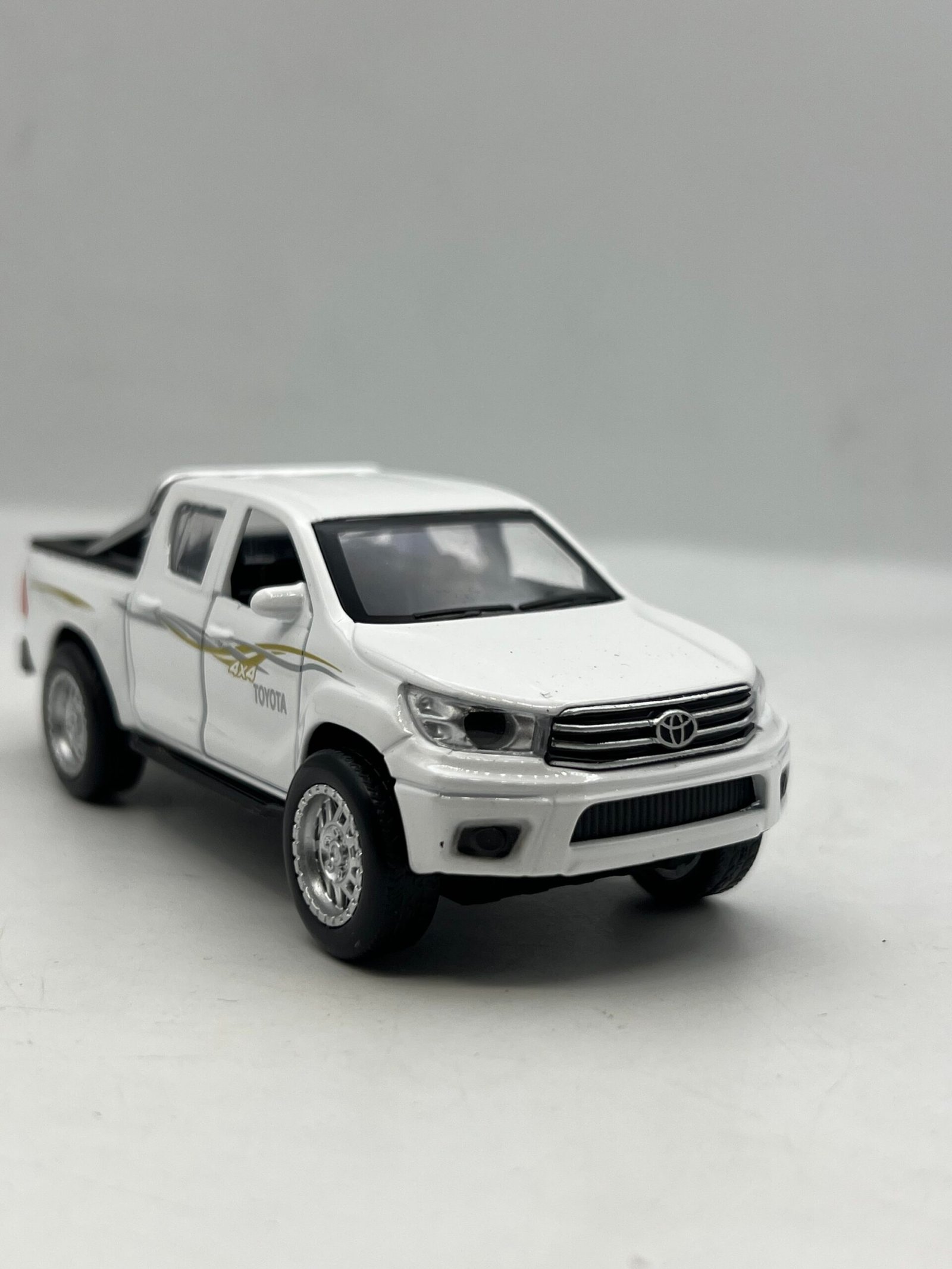img_7660 Toyota hilux 1/36 (12cm) – Image 1