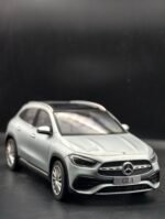 mercedes GLA 1/18(27cm) by norev