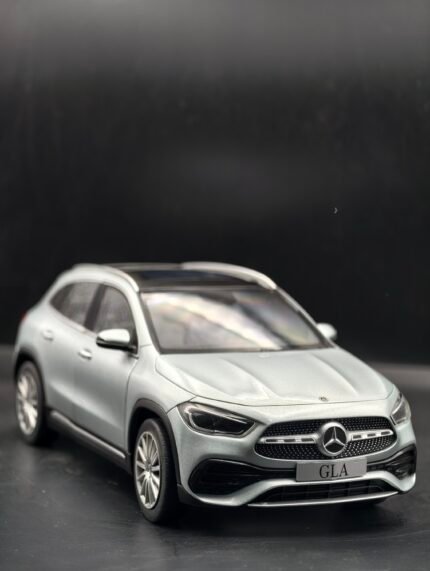 mercedes GLA 1/18(27cm) by norev