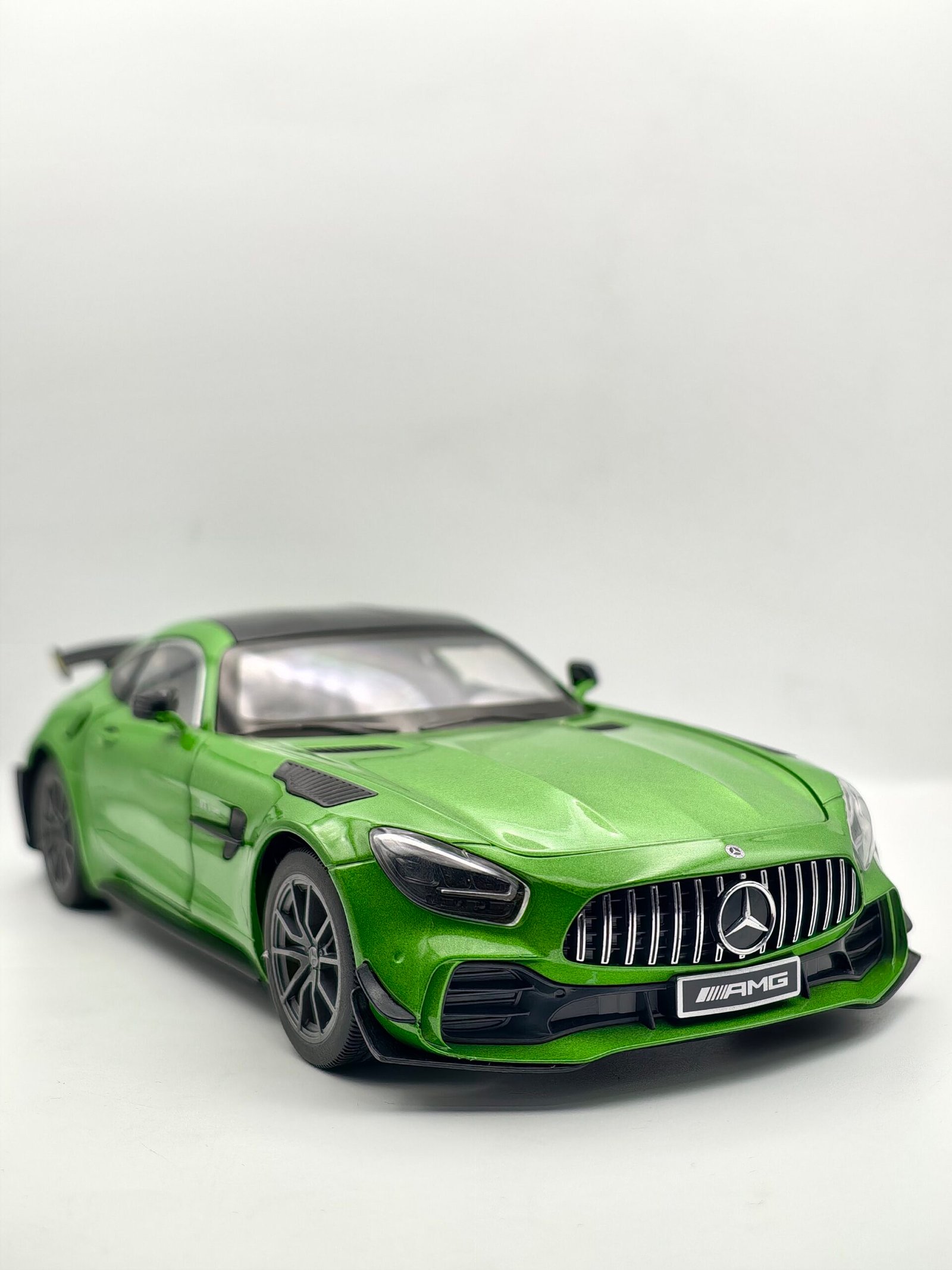 2026/01/1000034679-scaled.jpg Mercedes AMG GT 1/18(30cm) – Image 1