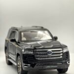 land cruiser V8 toyota 1/18(32cm)
