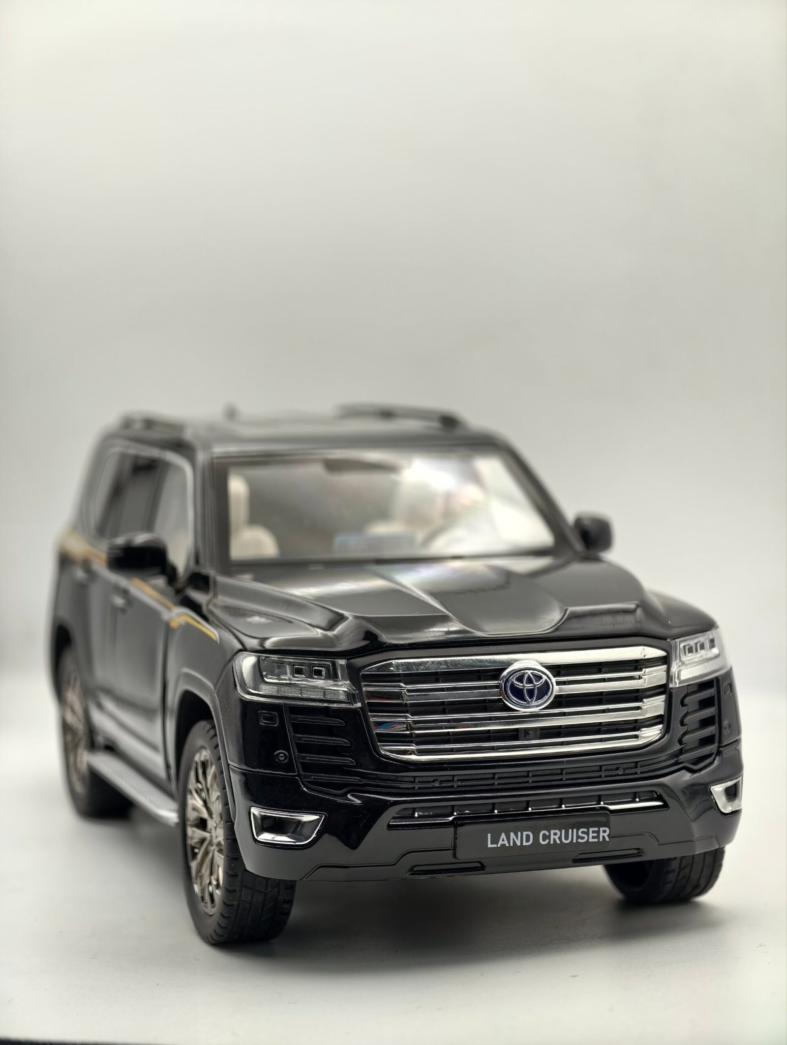 2026/02/1000035247-scaled.jpg land cruiser V8 toyota 1/18(32cm) – Image 1