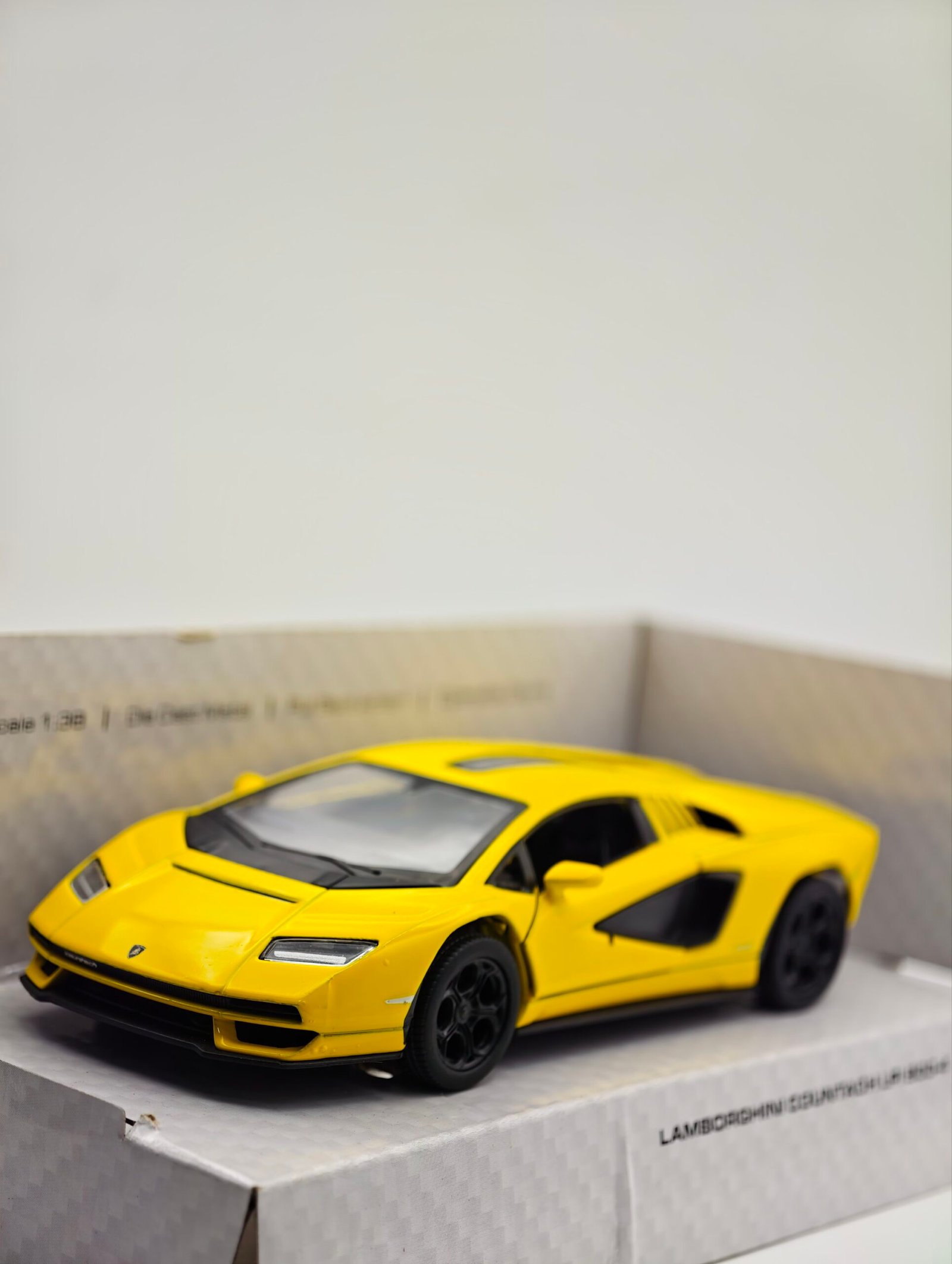 2026/03/1000039056-scaled.jpg Lamborghini Lpi countach 1/38(13cm) kinsmart premium – Image 1