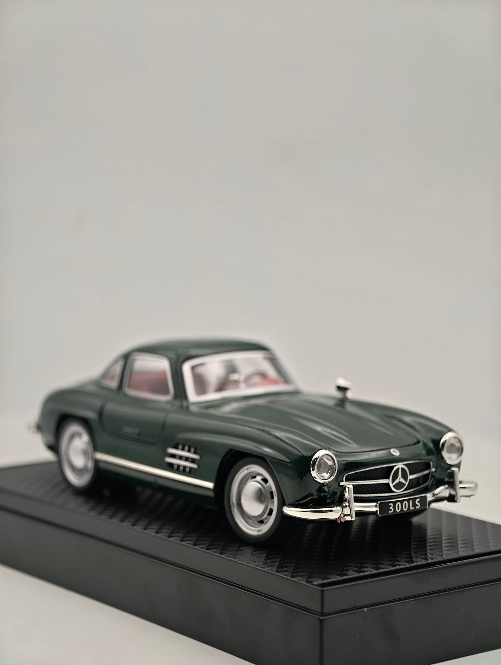 2026/04/1000046614-scaled.jpg Mercedes sl300 1/32(17cm) – Image 1