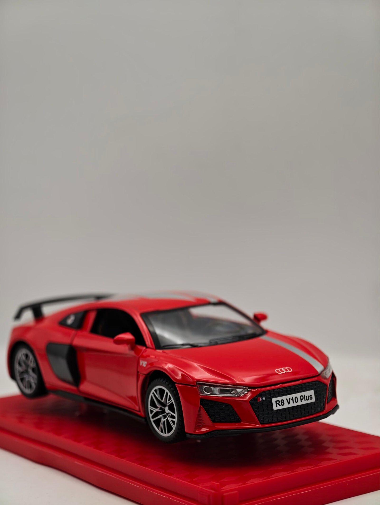 2026/05/1000052176-scaled.jpg Audi R8 1/32 (17cm) boite aquarium – Image 1